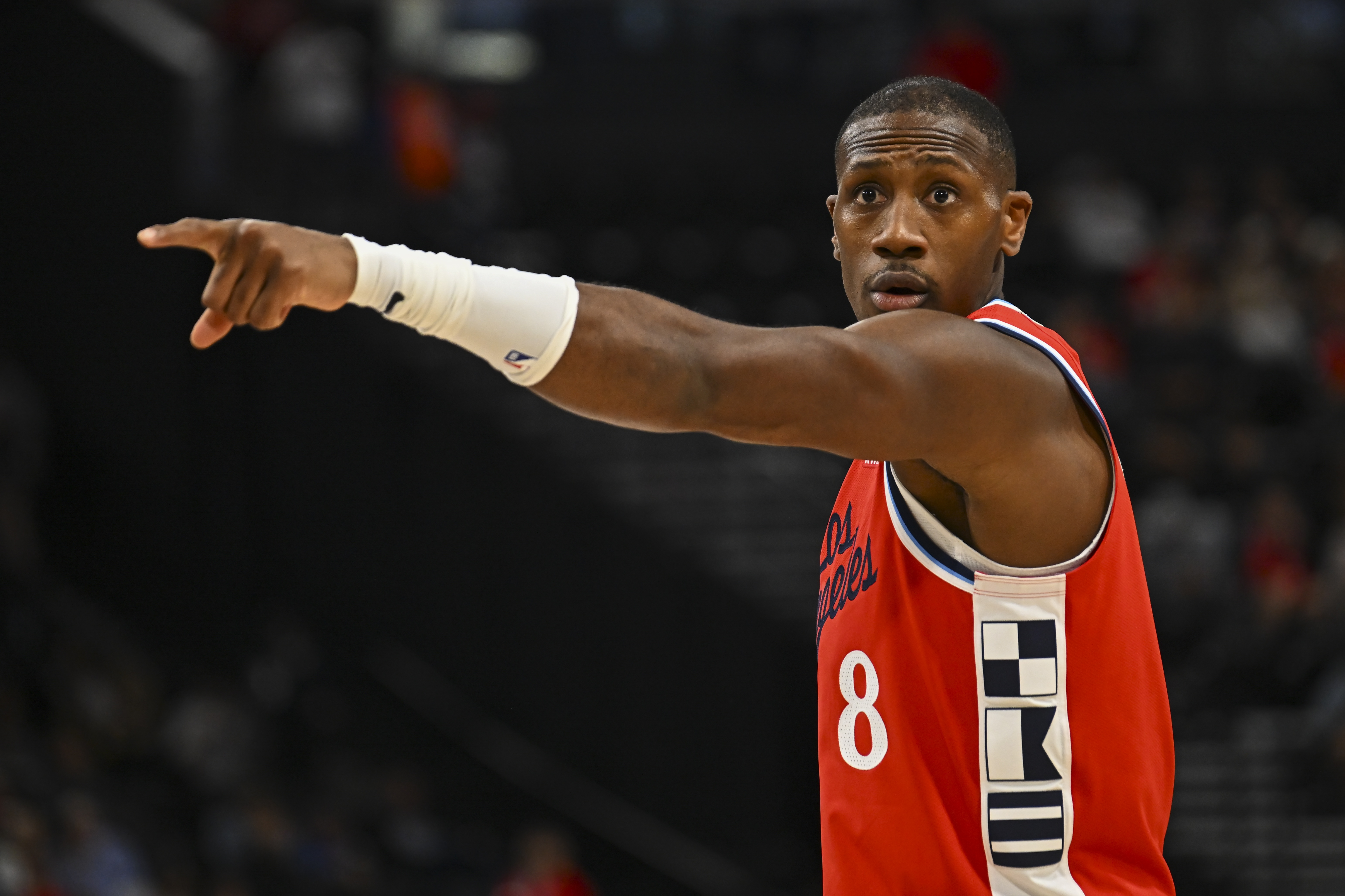 卢：邓恩小琼斯兢兢业业打球从不抱怨 对年轻人有很好地带动作用