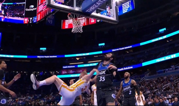 比塔泽身后拉拽兰代尔致其膝盖着地 2级恶意驱逐！丹尼尔斯吃T！